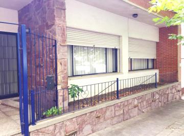 Casa · 183m² · 3 Ambientes · 1 Cochera · Colonia - Venta Casa 2 Dorm. con Patio Céntrica