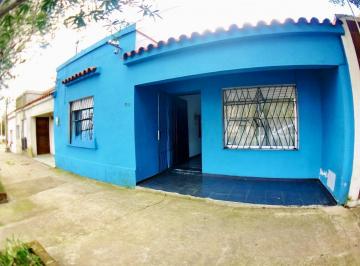 Casa · 105m² · 4 Ambientes · Casa Céntrica en Pueblo Nuevo en Venta de 3 Dorm.