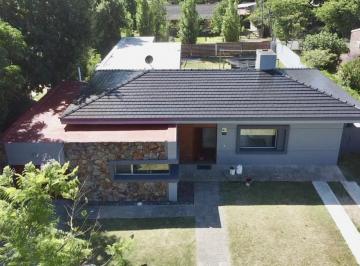 Casa · 220m² · 6 Ambientes · 1 Cochera · Casa en Venta de 4 Dorm., 3 Baños y Piscina en Colonia a m de La Rambla Costanera