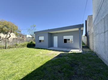 Casa · 63m² · 3 Ambientes · 1 Cochera · Venta de Casa en Colonia de 2 Dorm. con Patio