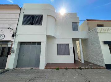 Casa · 131m² · 3 Dormitorios · 1 Cochera · Venta - Casa - 3 Dorm. - Carmelo - Centro