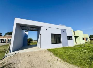 Casa · 55m² · 3 Ambientes · 1 Cochera · Casa en Venta o Alquiler a Estrenar de 2 Dorm. y Gran Patio en Colonia del Sacramento