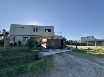 Casa · 140m² · 5 Ambientes · 2 Cocheras · Casa en Venta de 3 Dorm., 2 Baños Cochera y Amplio Patio en Colonia del Sacramento