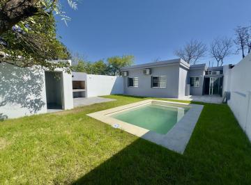 Casa · 157m² · 5 Ambientes · 1 Cochera · Casa en Venta Céntrica de 3 Dorm. 2 Baños y Piscina en Colonia del Sacramento
