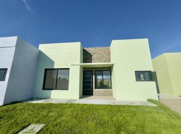 Casa · 55m² · 3 Ambientes · 1 Cochera · Casa en Venta o Alquiler a Estrenar de 2 Dorm. y Gran Patio en Colonia del Sacramento