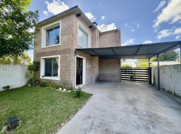 Casa · 160m² · 5 Ambientes · 1 Cochera · Casa en Venta de 3 Dorm., 2 Baños y Patio en Los Patos, Colonia del Sacramento