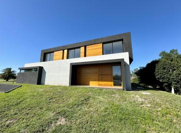 Casa · 201m² · 4 Ambientes · 1 Cochera · Colonia - Venta Casa de 3 Dorm. con Excelente Vista Barrio Sheraton