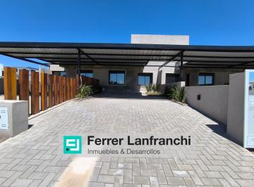 Casa · 94m² · 5 Ambientes · 2 Cocheras · Casa en Docta