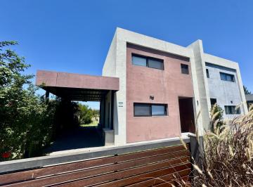 Casa · 75m² · 3 Ambientes · 1 Cochera · Colonia - Venta Casa de 2 Dorm. con Patio y Cochera