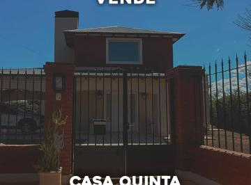 Quinta vacacional · 45m² · 6 Ambientes · 2 Cocheras · Casa de Categoría en Toay