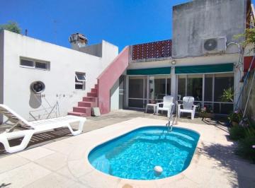 Casa · 180m² · 5 Ambientes · 1 Cochera · Venta - Casa Tres Dorm. con Quincho Cerrado y Pileta - Villa Constitución Centro