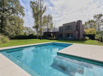 Casa · 350m² · 7 Ambientes · Casa en Alquiler de Verano (Enero y Febrero) con 4 Dorm. en El Encuentro
