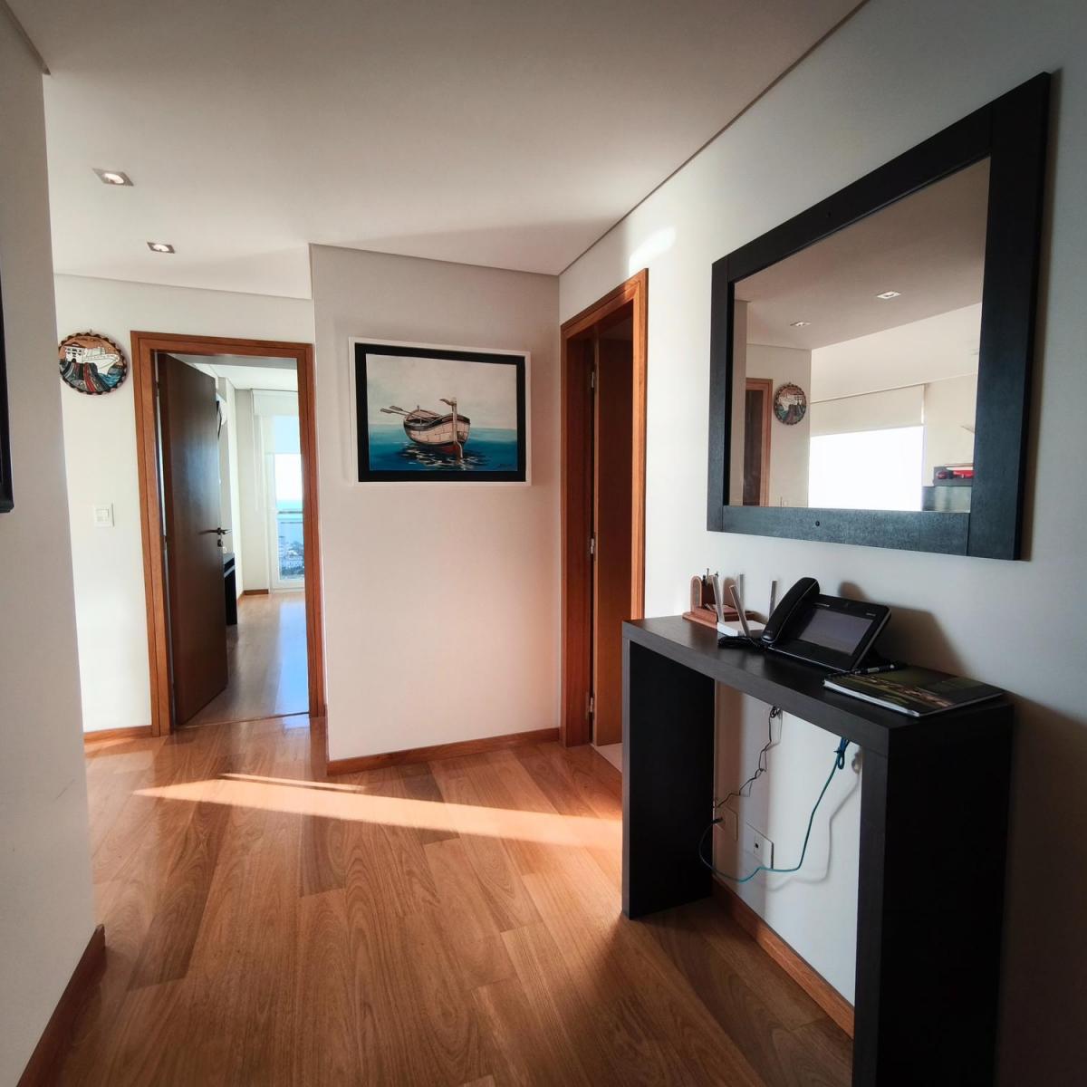 Departamento de 2 ambientes en el emblemático edificio Maral 54, con imponentes vistas panorámicas al golf y al mar