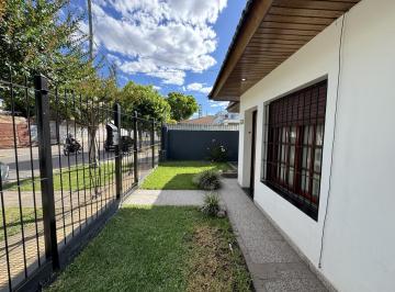Casa · 100m² · 3 Ambientes · 1 Cochera · Casa Americana en Planta Baja con Amplio Fondo y Quincho Morón