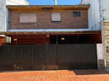 Casa de 5 ambientes, Vicente López · Excelente Chalet en 2 Plantas con Hermoso Jardín y Piscina