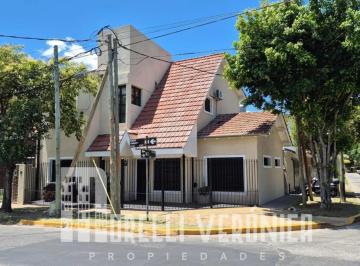 Casa · 220m² · 6 Ambientes · 1 Cochera · Hermosa Casa en Esquina 220 m² Cubiertos