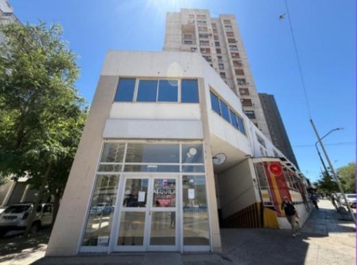 Local comercial · 216m²