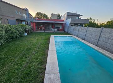 Casa · 84m² · 5 Ambientes · 2 Cocheras · Venta Casa en Funes 2 Dorm. con Pileta