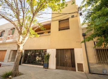 Casa · 324m² · 8 Ambientes · 1 Cochera · Casa de 3 Dorm. en Barrio Constituyentes