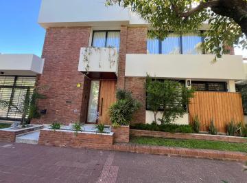 Casa · 278m² · 5 Ambientes · 2 Cocheras · Casa en Venta de 5 Ambientes, en San Isidro, Moderna, Refaccionada Totalmente, Impecable.