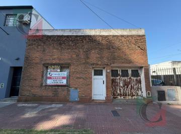 Casa · 80m² · 3 Ambientes · 1 Cochera · Casa 3 Amb con Cochera a Reciclar