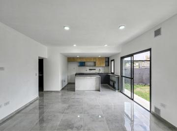 Casa · 70m² · 3 Ambientes · 1 Cochera · Casa de 2 Dorm. con Amplio Jardín en Tierra de Sueños 3
