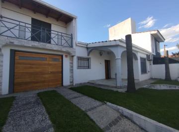 Casa de 7 ambientes, Córdoba · Casa con 320 m² y 2 Habitaciones en Venta en Teodoro Felds
