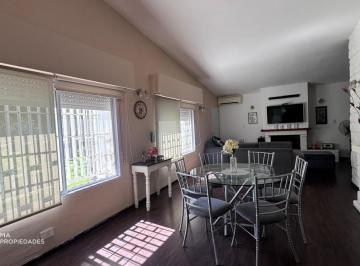 Casa · 251m² · 5 Ambientes · 4 Cocheras · Casa 3 Dorm., con Piscina | Roldan | Venta