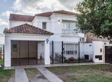 Casa · 250m² · 4 Ambientes · 1 Cochera · Casa en Venta en Tres Cerritos 270 m²