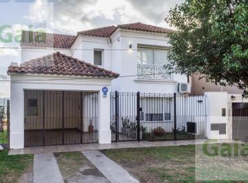 Casa · 250m² · 4 Ambientes · 1 Cochera · Casa en Venta en Tres Cerritos 270 m²