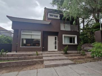 Casa · 220m² · 7 Ambientes · 2 Cocheras · Casa en Barrio Dalvvian