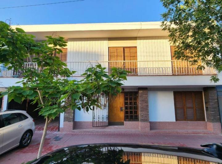 Casa · 201m² · 6 Ambientes · 1 Cochera