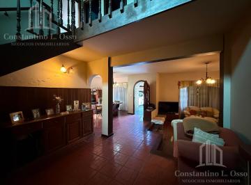 Casa · 180m² · 4 Ambientes · 1 Cochera · Casa con Jardin y Pileta - Remedios de Escalada Centro - Venta