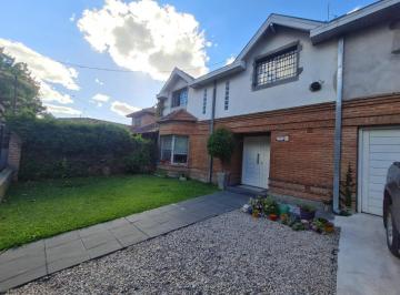 Casa · 180m² · 4 Ambientes · 2 Cocheras · Casa en Venta - 3 Dorm. 4 Baños - Monte Grande
