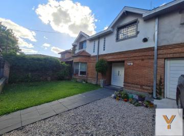 Casa · 180m² · 4 Ambientes · 2 Cocheras · Casa en Venta - 3 Dorm. 4 Baños - Monte Grande