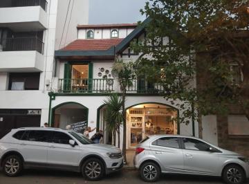Casa · 170m² · 5 Ambientes · Excelente Propiedad de 2 Oficinas y Dos Locales Zona Centro