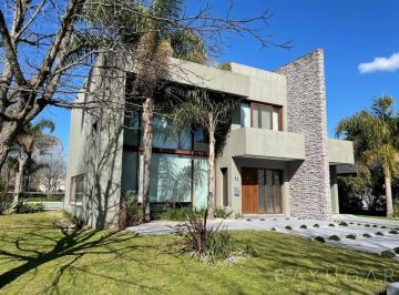 Casa · 281m² · 5 Ambientes · 2 Cocheras · Venta - Casa en Abril Club de Campo - Berazategui