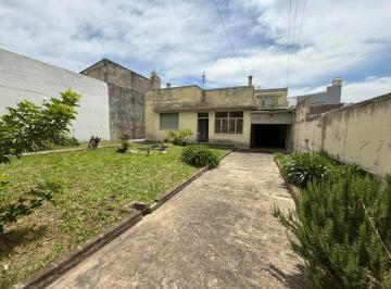 Casa · 60m² · 3 Ambientes · 1 Cochera · Casa Sobre Dos Lotes de 3 Ambientes con Cochera y Jardín - Wilde