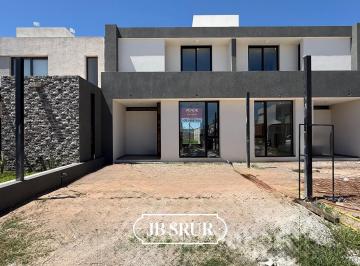 Casa · 154m² · 5 Ambientes · 2 Cocheras · Dúplex en Venta de 3 Dorm. en Colinas de Manantiales