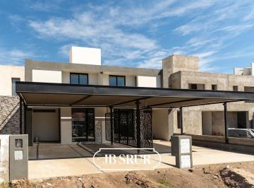 Casa · 154m² · 5 Ambientes · 2 Cocheras · Dúplex en Venta de 3 Dorm. en Colinas de Manantiales