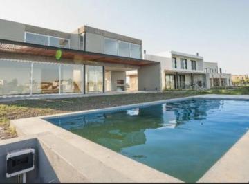 Casa · 189m² · 5 Ambientes · 2 Cocheras · Venta Casa a La Lago en San Sebastian - Area 1, Escobar