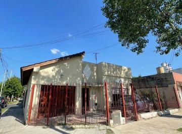 Casa de 3 ambientes, Lanús · Venta Casa en Esquina - Excelente Ubicación y Construcción Tradicional