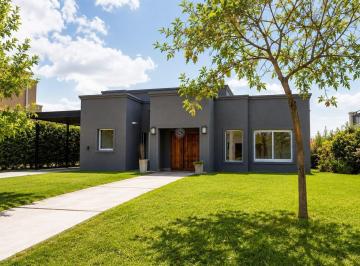 Casa · 150m² · 5 Ambientes · 3 Cocheras · Casa en Venta en Santa Guadalupe, Pilar del Este, Pilar