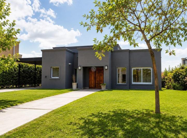 Casa · 150m² · 5 Ambientes · 3 Cocheras