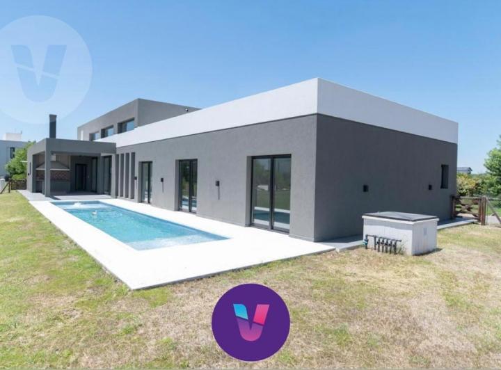 Casa · 192m² · 5 Ambientes · 2 Cocheras
