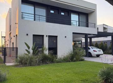 Casa · 350m² · 6 Ambientes · 4 Cocheras · Casa en Venta - 4 Dorm. 5 Baños - Benavidez
