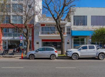 Local comercial · 200m² · 4 Ambientes · Propiedad Comercial Más Vivienda Sobre La Av Independencia.