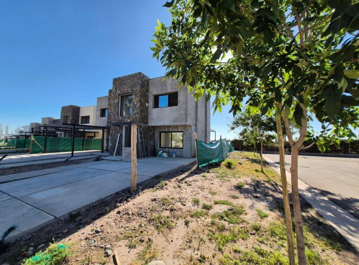 Casa · 118m² · 3 Ambientes · 2 Cocheras