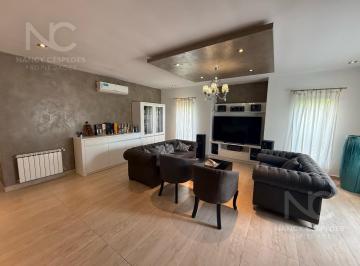 Casa · 330m² · 6 Ambientes · Espectacular Casa de 6 Ambientes en Venta Barrio Los Troncos! Escucha Financiacion/permutas!