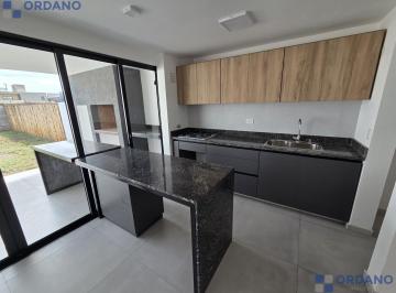 Casa · 140m² · 5 Ambientes · 1 Cochera · Duplex de Categoria 3dor Docta